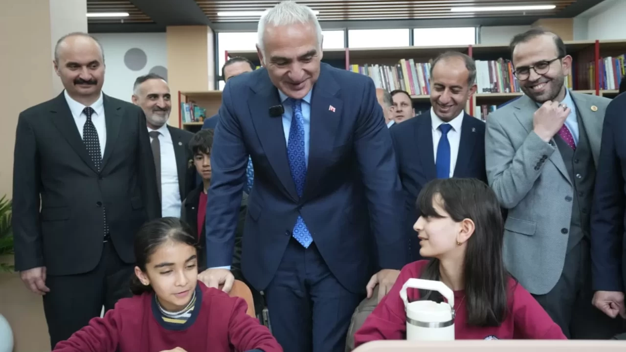 Bakan Ersoy'dan Batman’a kültür hamlesi: 3 yeni nesil kütüphanenin açılışını yaptı