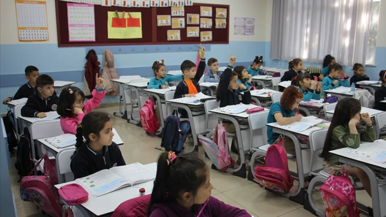 2 Şubat Pazartesi okullar 3 ders mi? Yarın okullar tatil mi, kaçta kapanacak? (MEB Açıklaması)