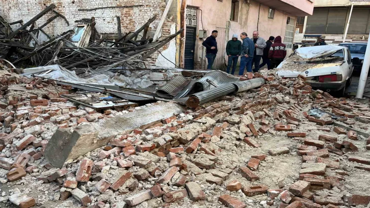 Manisa'da sağanak vurdu, bina çöktü! Park halindeki otomobil molozların altında kaldı