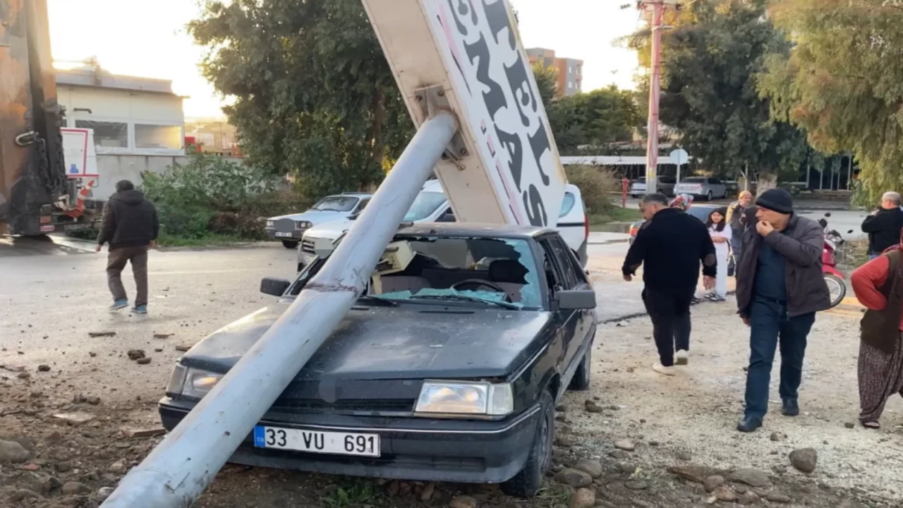 Mersin'de kontrolden çıkan kamyon tabelayı devirdi! Park halindeki araca zarar verdi