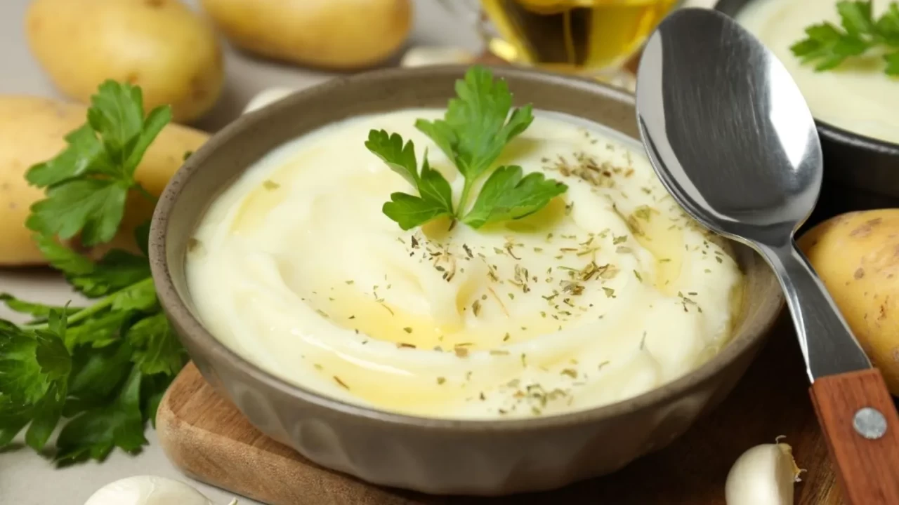 Klasik tarifleri unutun! Sütle pişen, kaymaklı gurme patates püresi tarifi