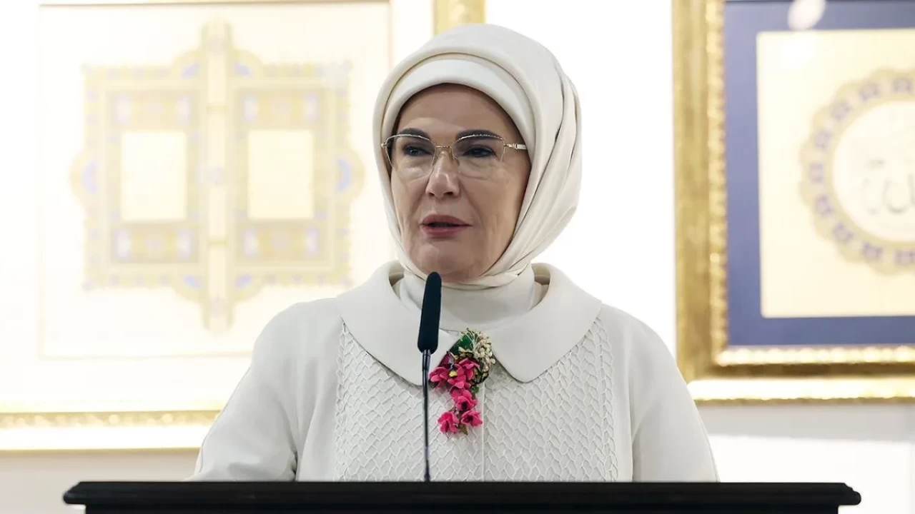 Emine Erdoğan'dan Berat Kandili paylaşımı: Gecemiz mübarek olsun