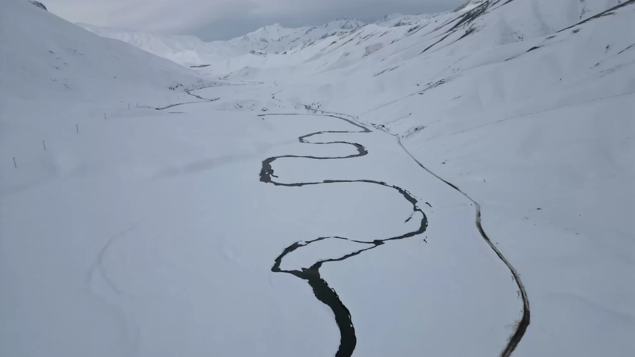 Kışın buz pistine dönüşen Yeşilöz Faraşin Yaylası'nda görsel şölen