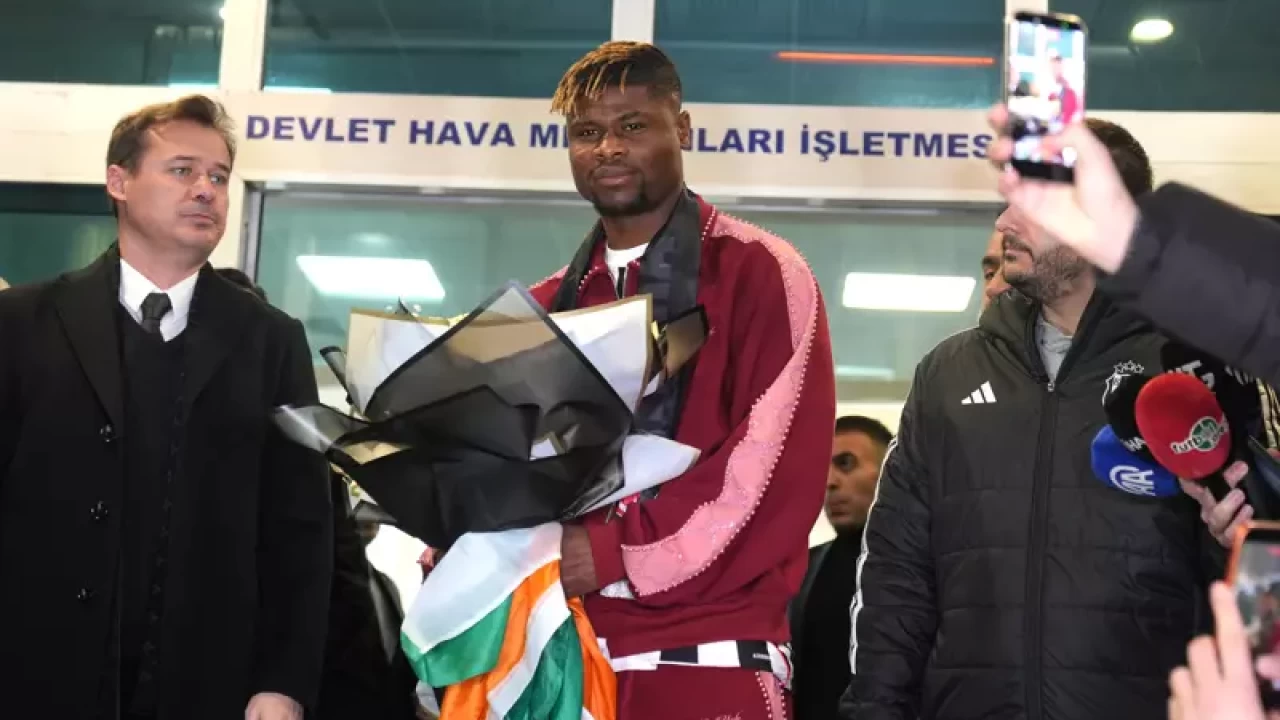 Beşiktaş'ın yeni stoperi geldi: Emmanuel Agbadou İstanbul'da