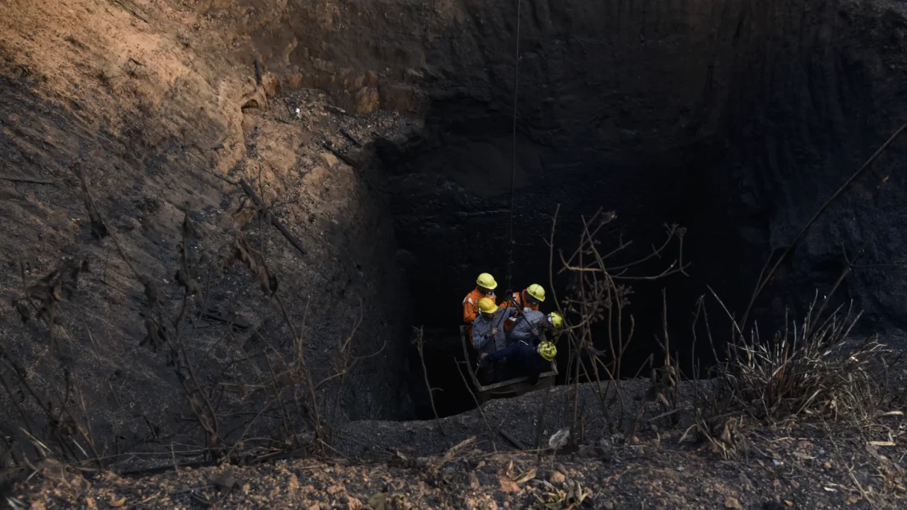 Hindistan’da maden faciası: 18 işçi can verdi, mahsur kalanlar var!