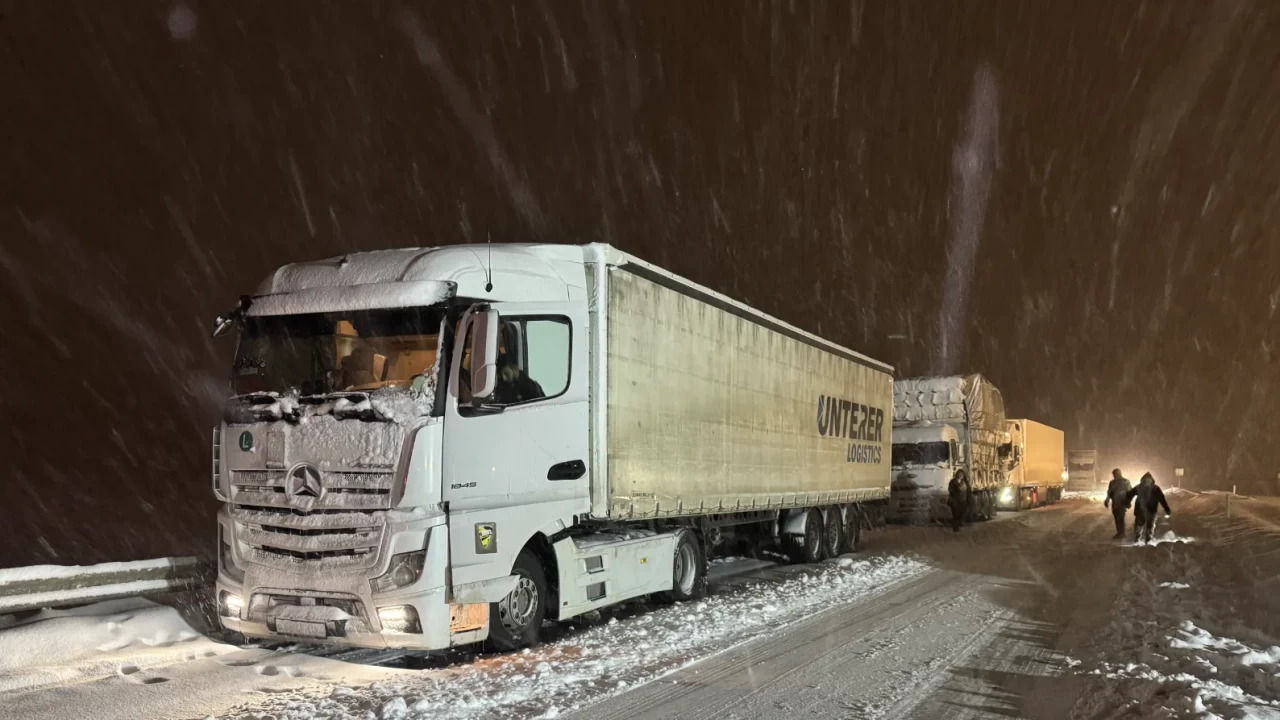 Ağrı’da kar ve tipi geçit vermiyor! Ekipler seferber oldu