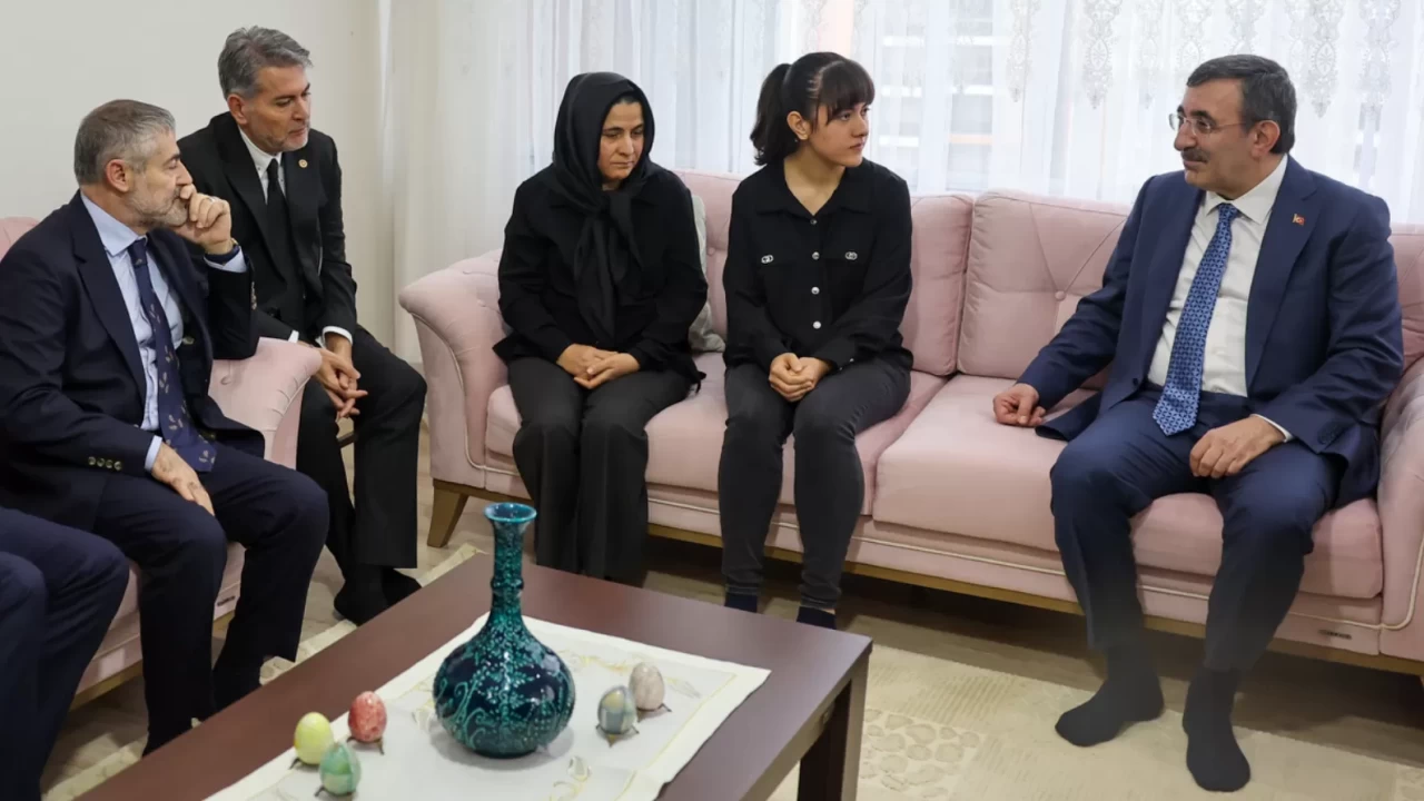 Cumhurbaşkanı Yardımcısı Yılmaz ve MHP'li Uysal, Mersin'de şehit baba-oğulun ailesini ziyaret etti