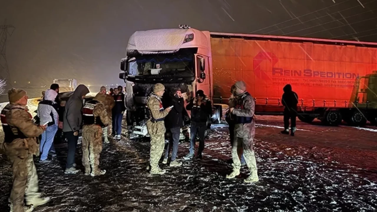 Erzurum'da katliam gibi kaza: SUV tırla çarpıştı, 4 ölü!