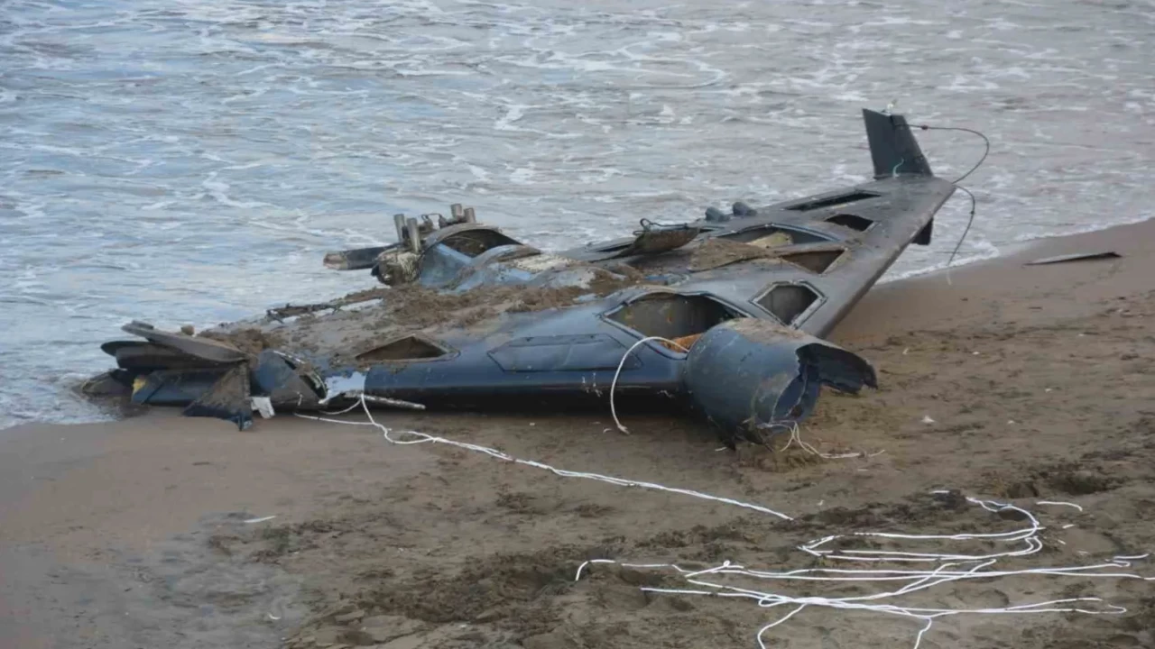 Sahile vurdu, alarm verildi! Yabancı menşeli “kamikaze” parçası çıktı