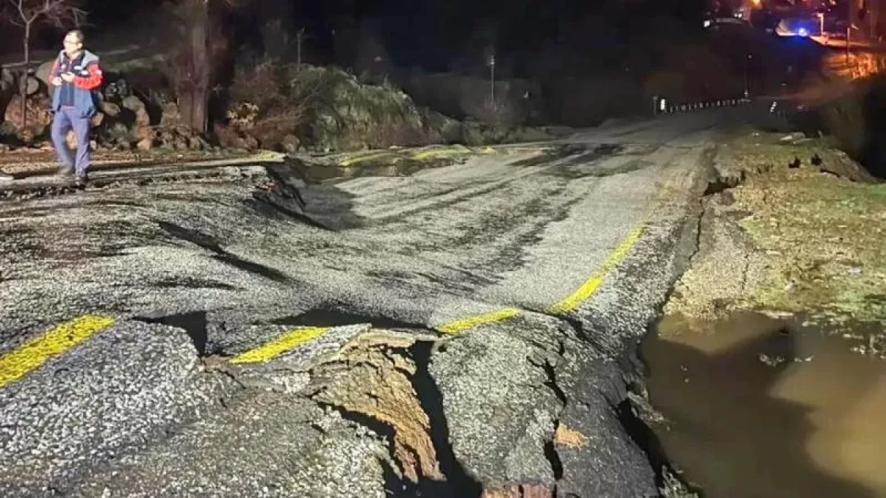 Uşak'ta sağanak! Yolda çökme yaşandı