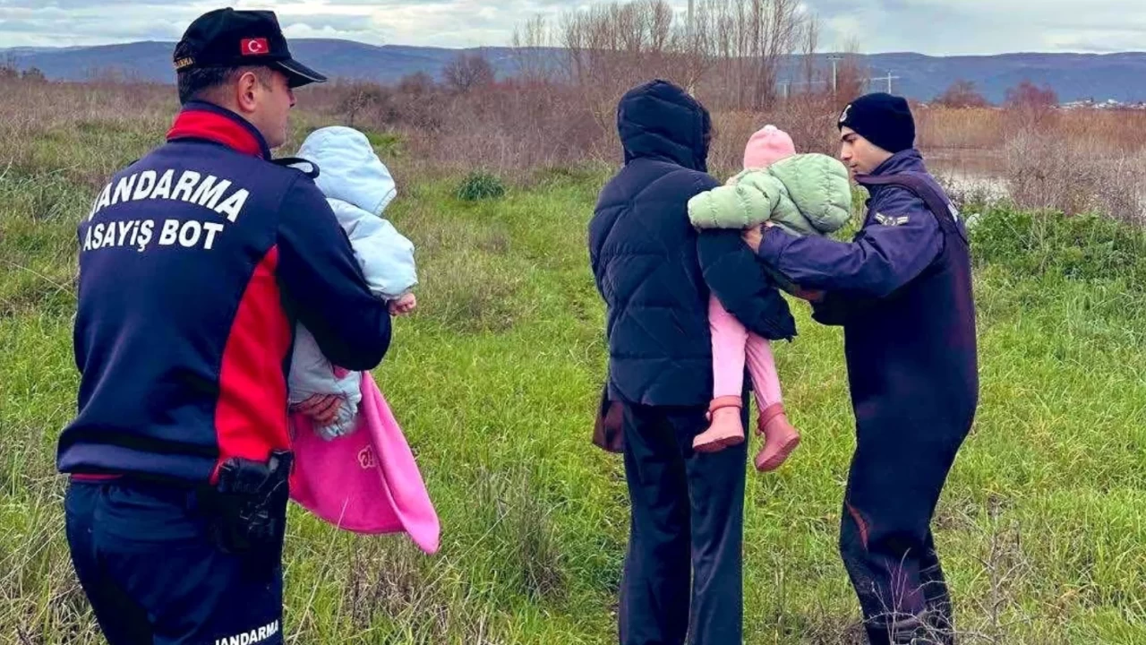 Bursa’da Uluabat Gölü taştı: Mahsur kalan aileyi jandarma botla kurtardı!