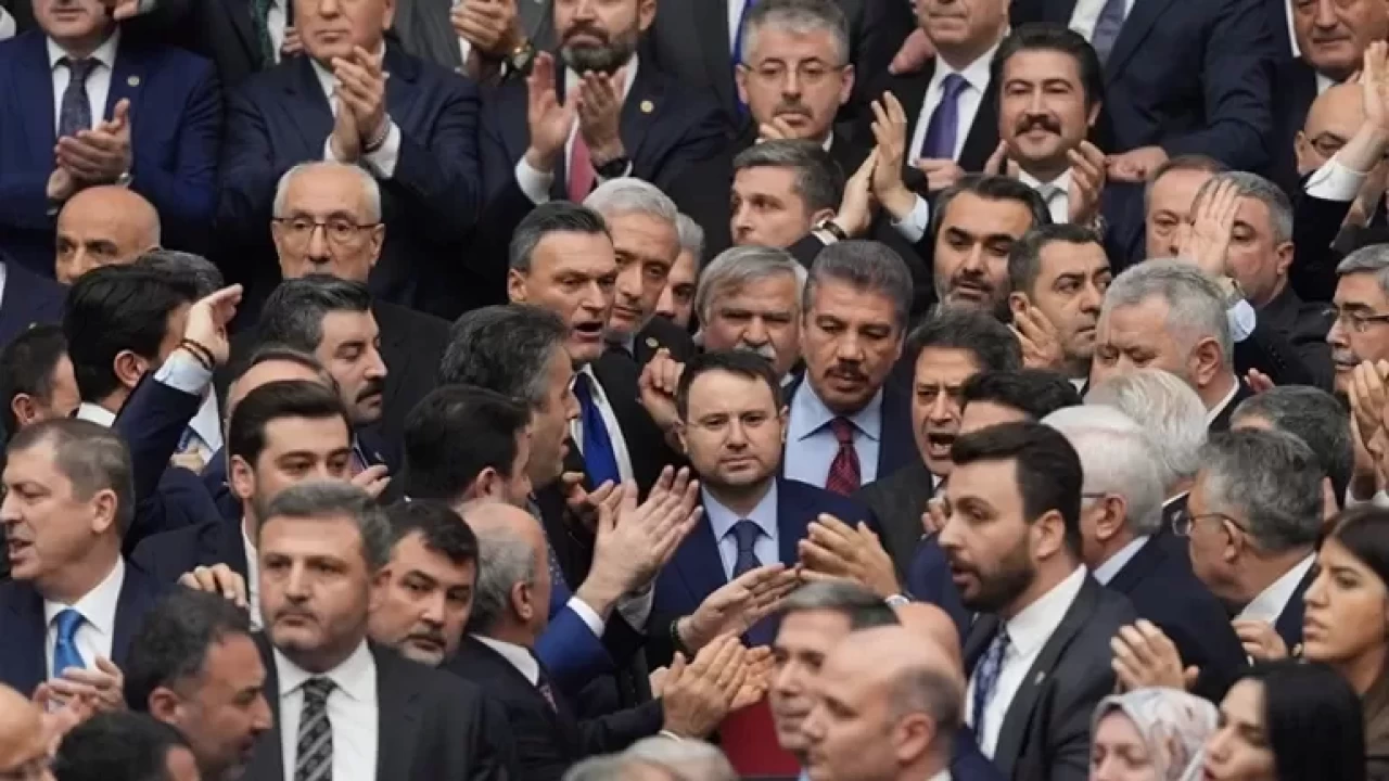 Meclis'te yeni bakanların yemin töreni öncesinde gerginlik! CHP'li vekiller kürsüyü işgal etti!