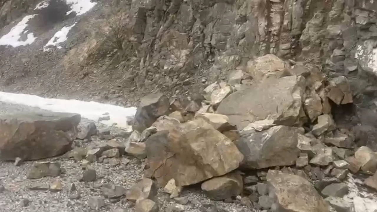 Kamerada kan donduran anlar: Erzincan’da deprem kayaları böyle yuvarladı!