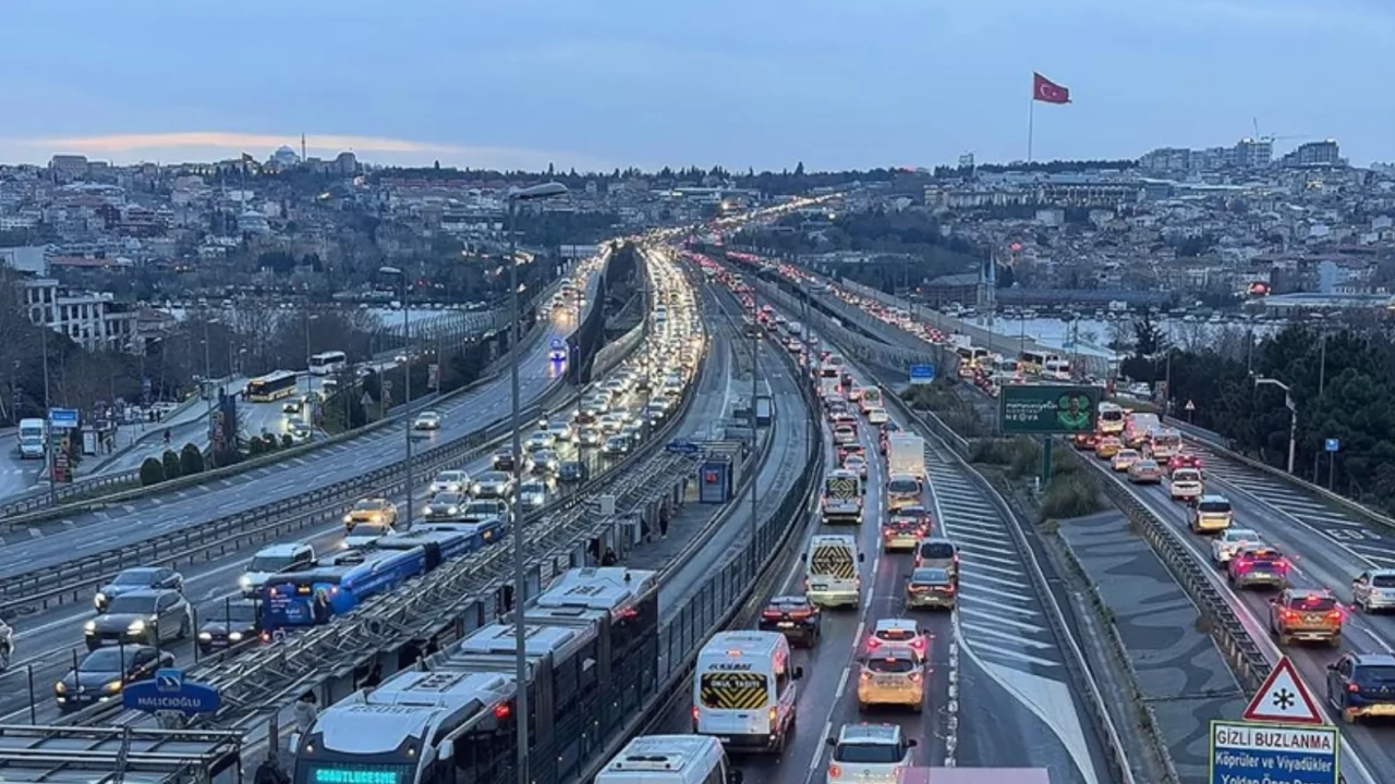 İstanbul trafiği kırmızıya boyandı: Okulların açılmasıyla yoğunluk yüzde 85'e dayandı