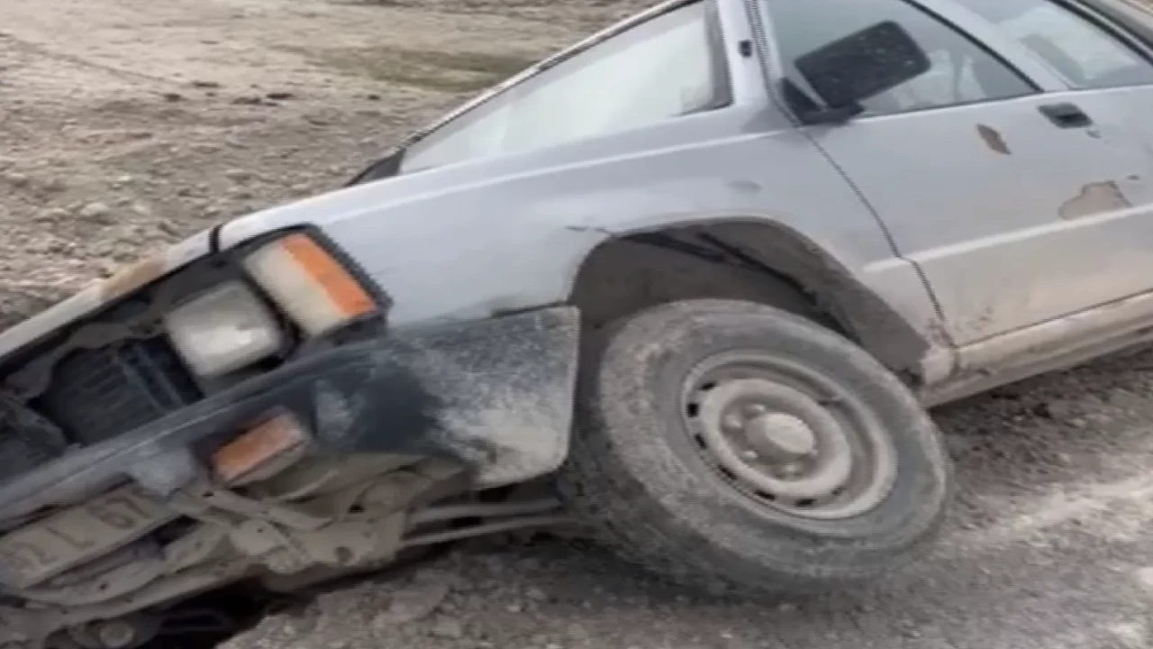 Konya'da yol çalışması faciaya yol açıyordu! Pikap çukura girdi