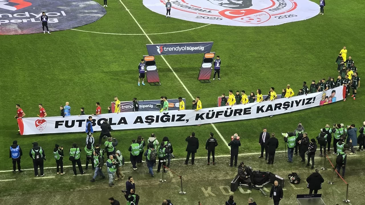 Kocaelispor ve Fenerbahçe sahaya ‘küfüre karşıyız’ pankartıyla çıktı