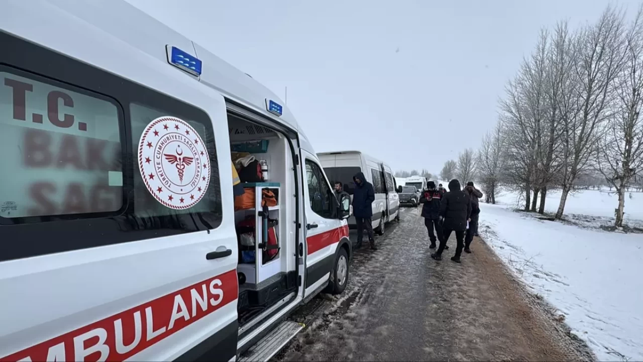 Sivas’ta korku dolu anlar! Öğrenci servisi devrildi, çok sayıda yaralı