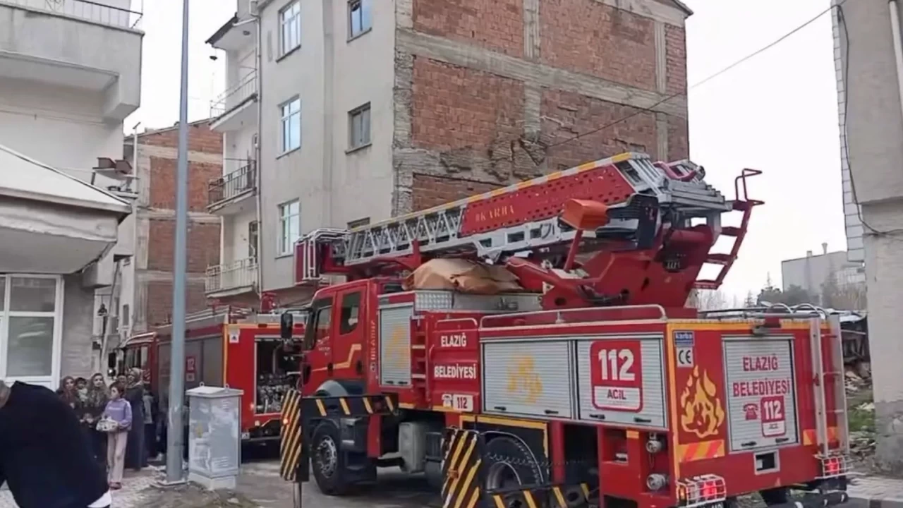 Bir anda dumanlar yükseldi! Elazığ'da apartman dairesinde yangın