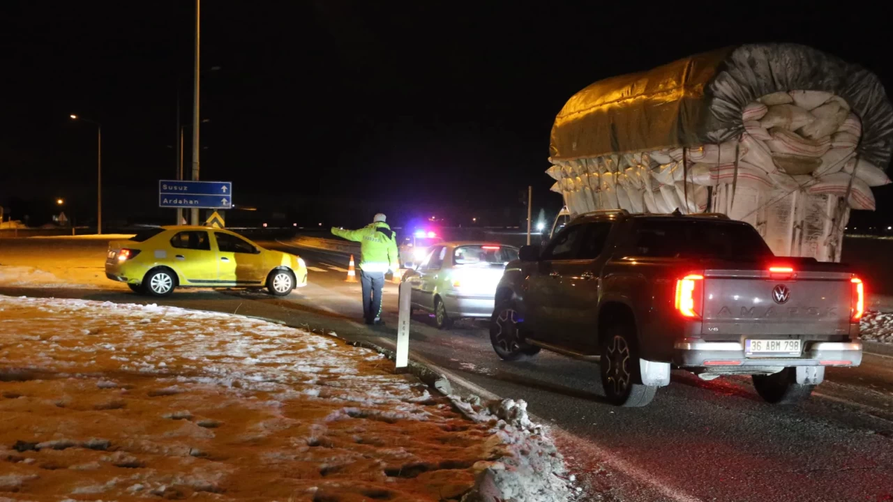 Kars-Göle yolunda kış engeli: Tır geçişleri durduruldu!
