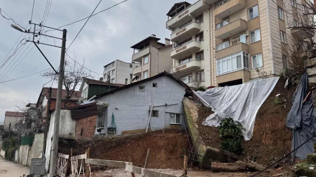 Kocaeli'de yürekler ağıza geldi! İstinat duvarı yıkıldı