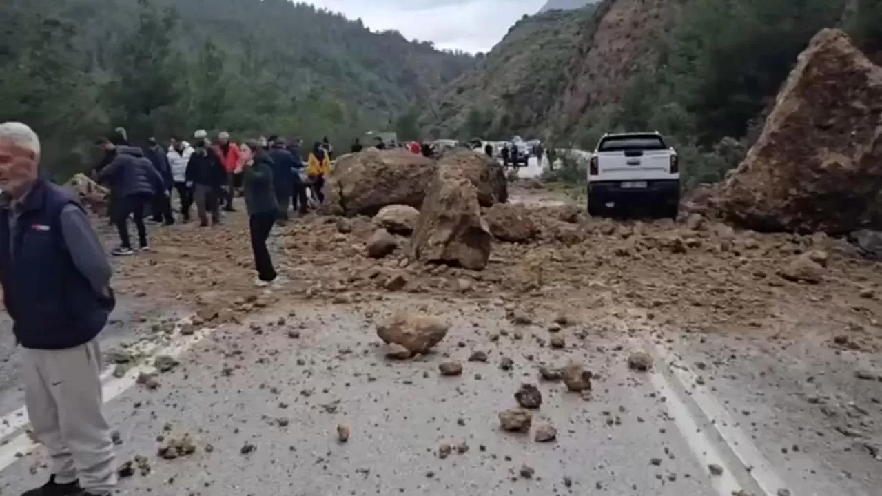 Isparta-Antalya yolunda dağdan düşen kaya parçaları trafiği durdurdu