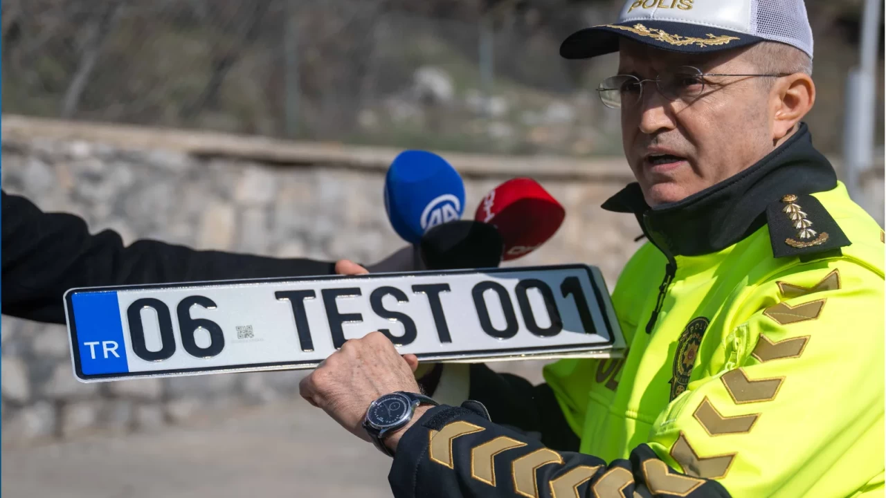 APP plakalarla ilgili her şeyi unutun! EGM Trafik Başkanı detaylarıyla anlattı, yaşanan kafa karşıklığını giderdi