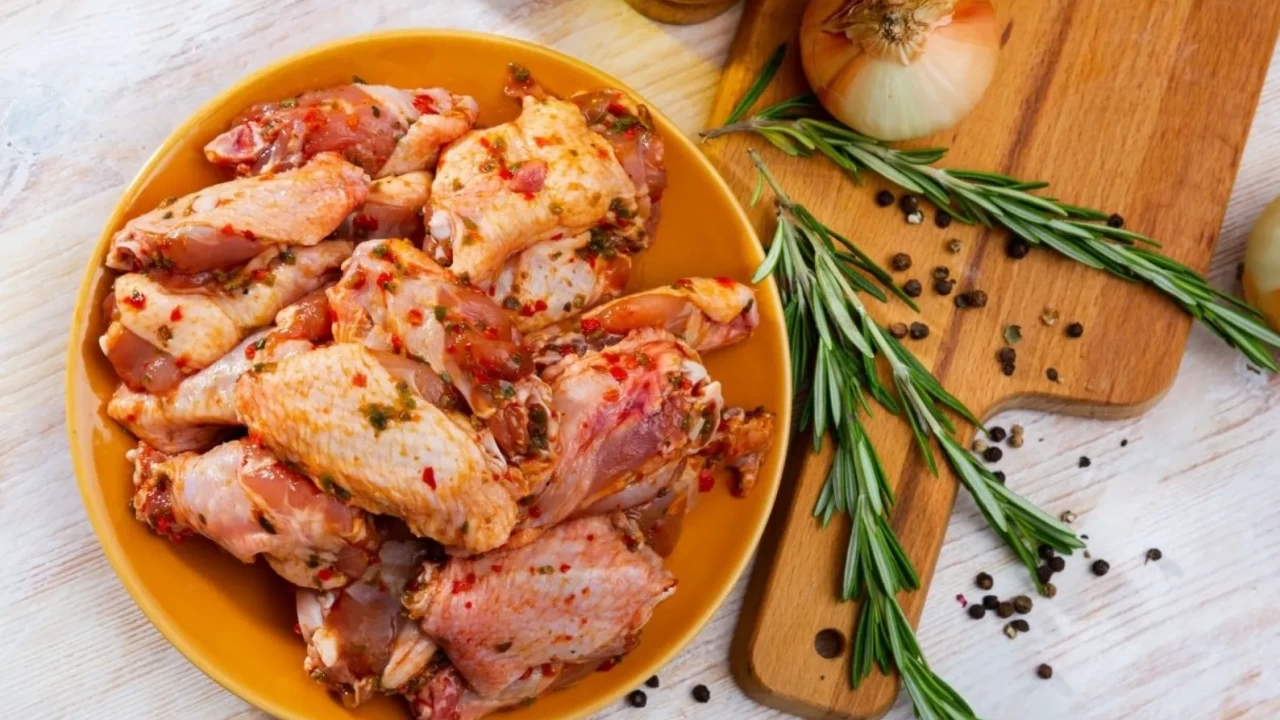 Ateşli ve isli: Sriracha ve tütsülenmiş paprikalı acı tavuk marinesi