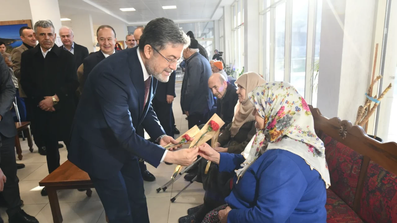 Tarım ve Orman Bakanı Yumaklı’dan huzurevi sakinlerine çiçekli kutlama