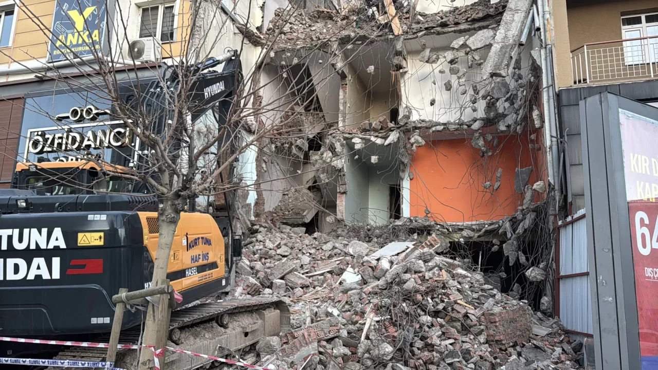 Sivas’ta yıkım sırasında bitişik binada hasar: 21 daire tahliye edildi