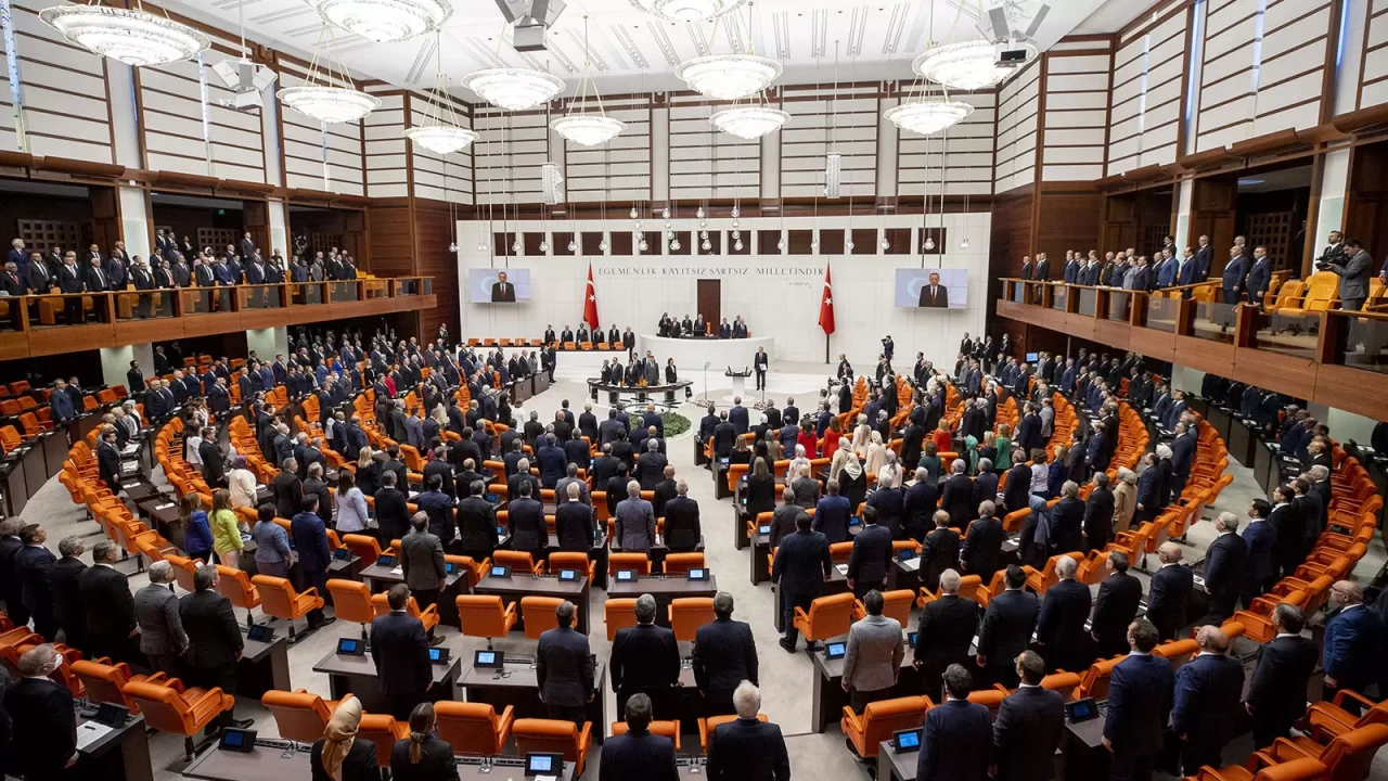 Meclis’te gündem yoğun: Doğum izni ve 15 yaş altına sosyal medya yasağı görüşülecek