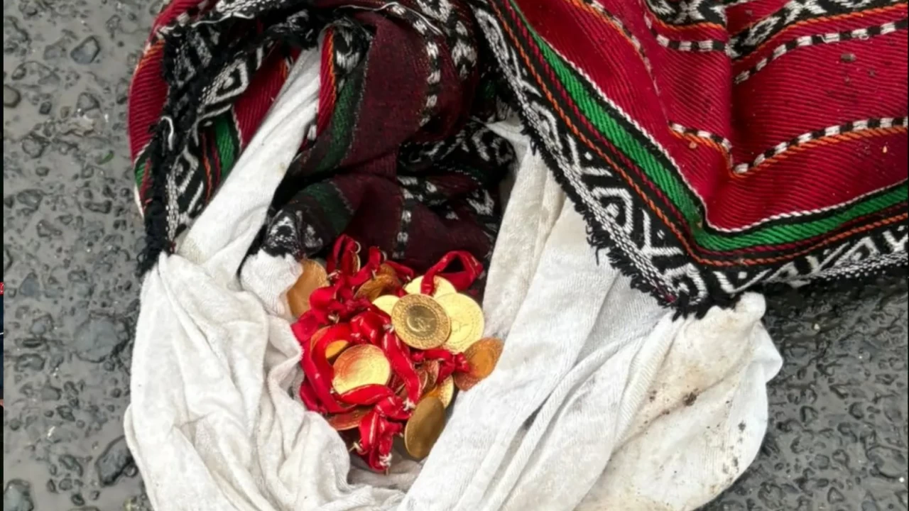 Çöpten çıkan servet!  1 Milyon 200 bin liralık altınlar sahibine teslim edildi