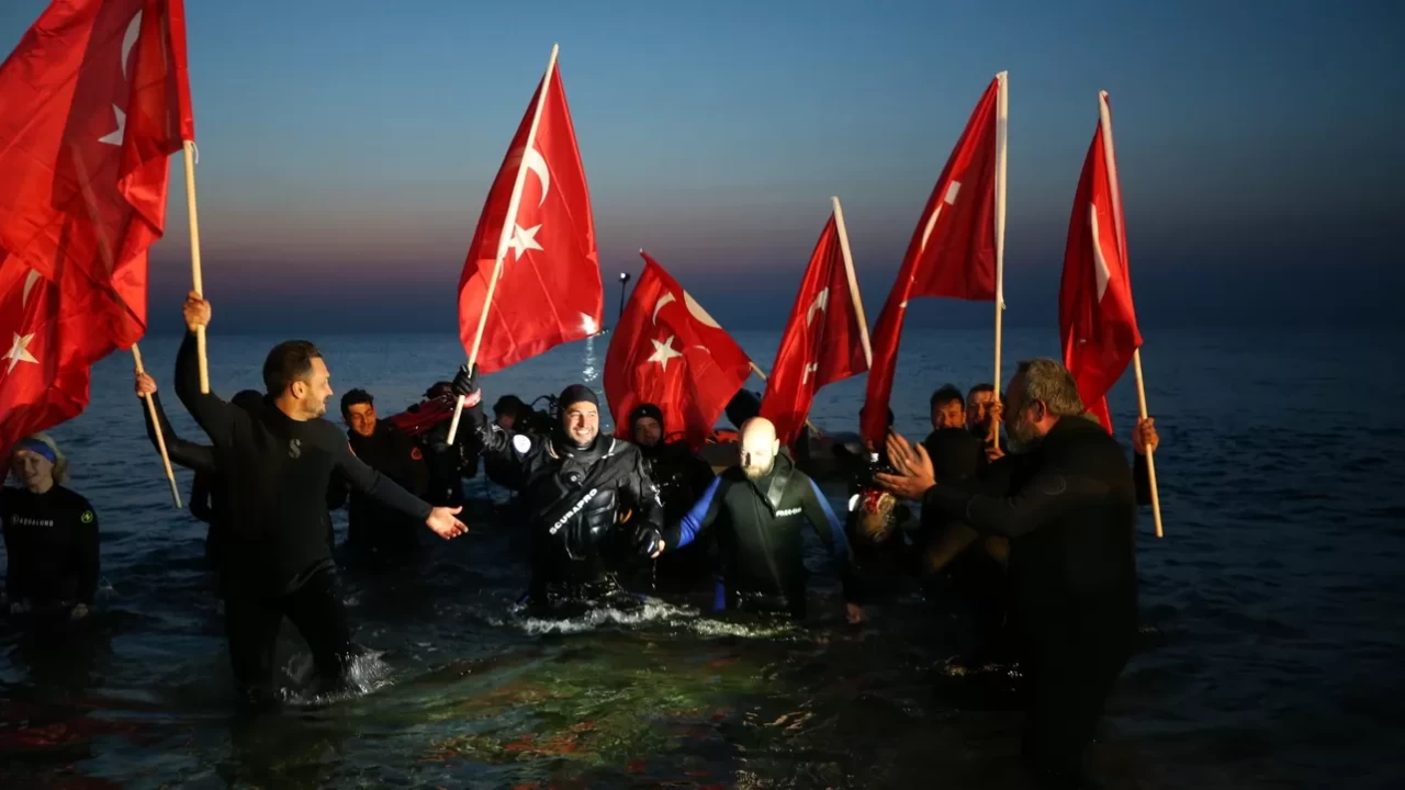 Çanakkale şehitlerinin anısına dünya rekoru kırdı: 36 saat su altında kaldı