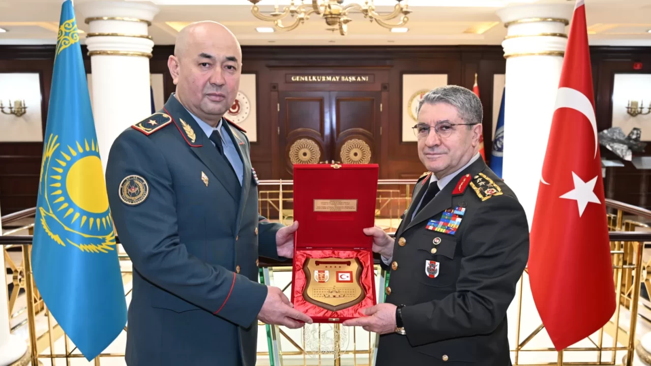 Ankara’da kritik askeri zirve: Orgeneral Bayraktaroğlu, Kazakistan Kara Kuvvetleri Komutanını kabul etti