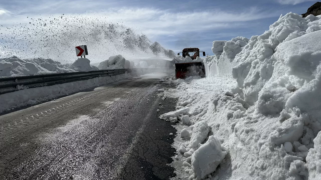 Kar nedeniyle 3,5 aydır kapalı olan Bülbülan Geçidi’nde yoğun çalışma