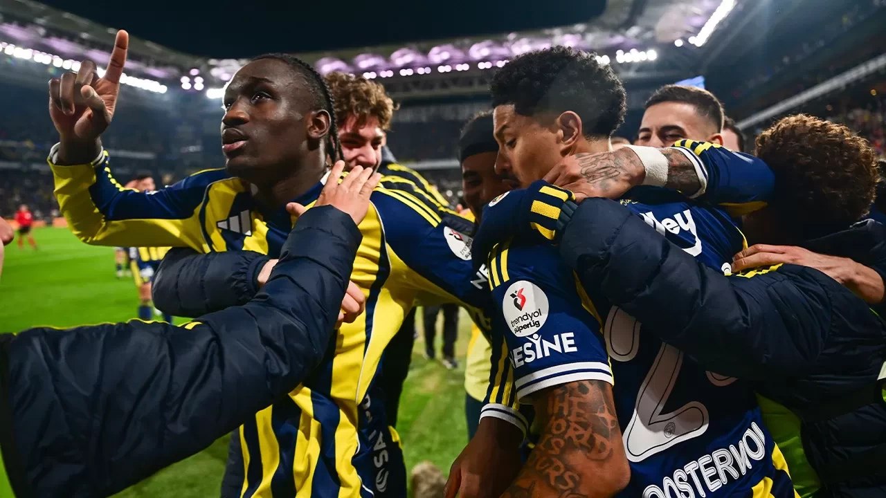 Fenerbahçe geriye düşse de bırakmıyor: Geriden gelerek 18 puan topladı
