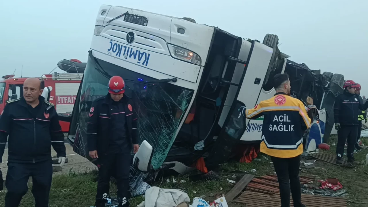 Adana Kozan'da Yolcu Otobüsü Devrildi: 2 Ölü, 19 Yaralı! (2026)