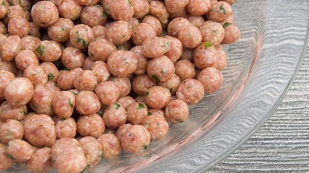 Mutfakta hazır kıta: Dondurucu için bulgurlu top köfte