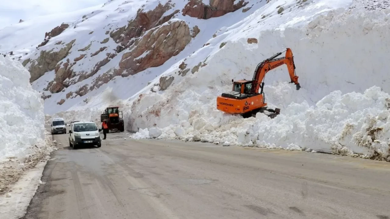Kar 10 metreyi buldu! Ekipler Van-Hakkari yolunu açtı