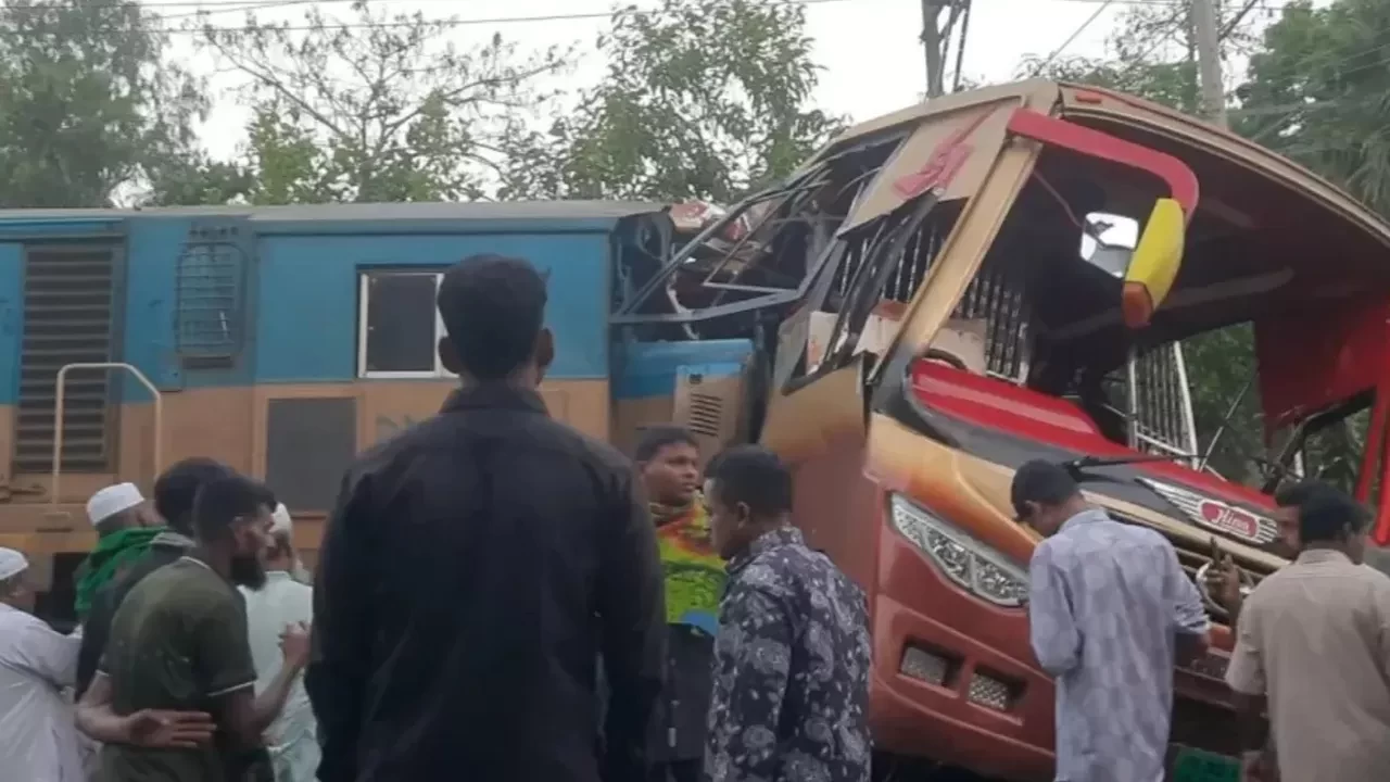 Bangladeş’te otobüs ile tren birbirine girdi: 12 ölü, 20 yaralı