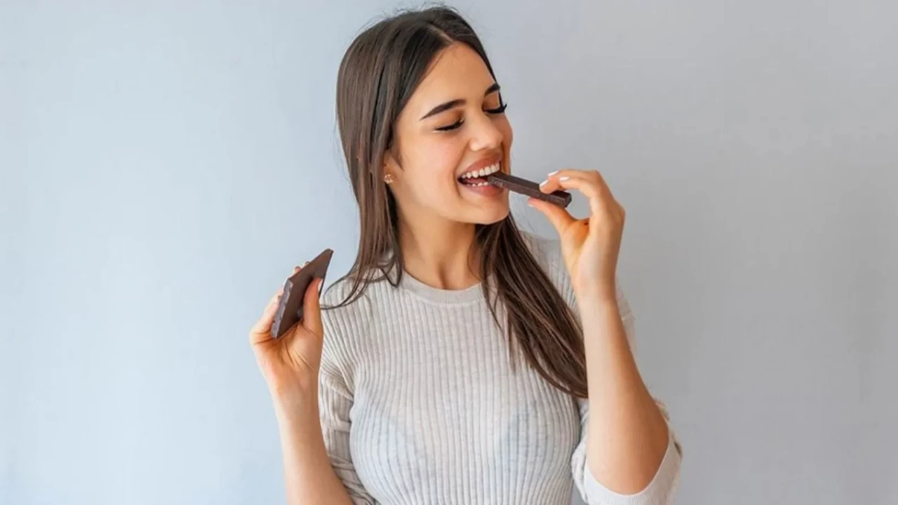 Çikolatayı böyle yiyenler daha az acıkıyor!