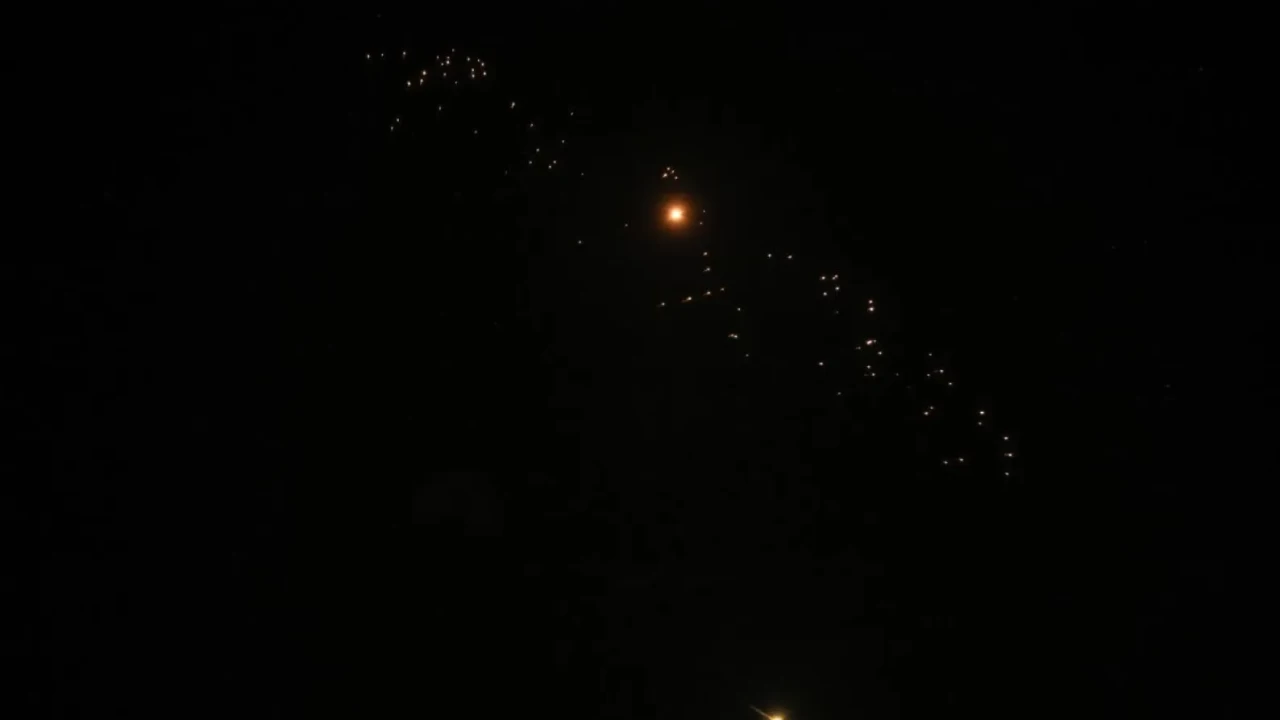 Hizbullah ve İran füze yağdırdı! İsrail’in kuzeyi ateş altında, art arda sirenler çaldı