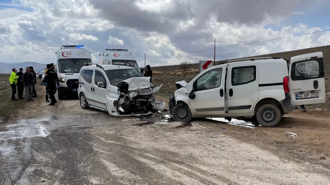 Malatya’da iki hafif ticari araç çarpıştı: 4 yaralı