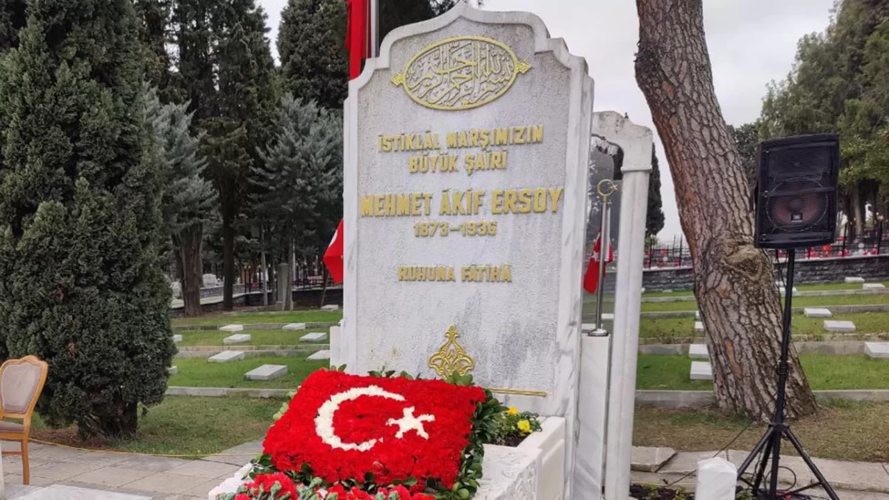 Mehmet Akif Ersoy, İstiklâl Marşı'nın kabulünün 105. yıldönümünde kabri başında alındı