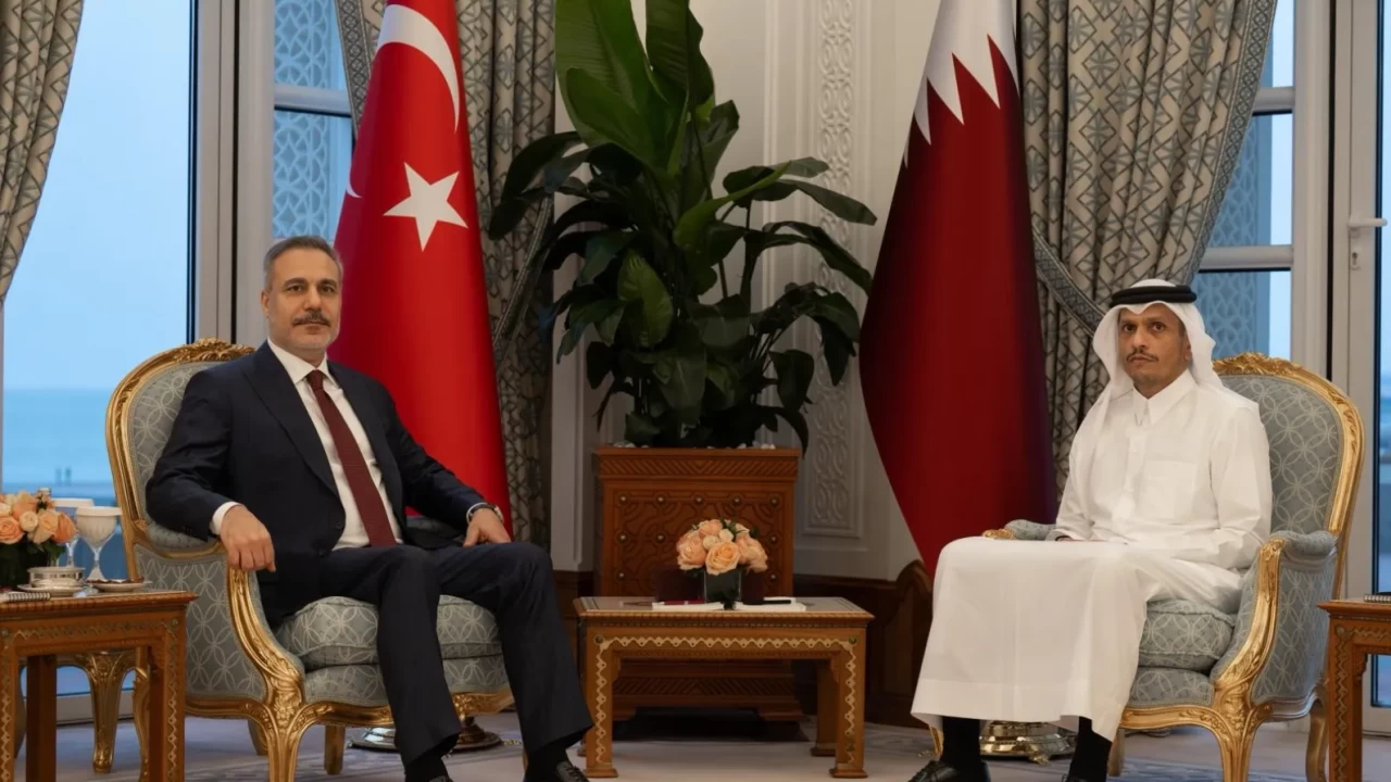 Katar’da kritik temas: Hakan Fidan ve Al Thani bir araya geldi