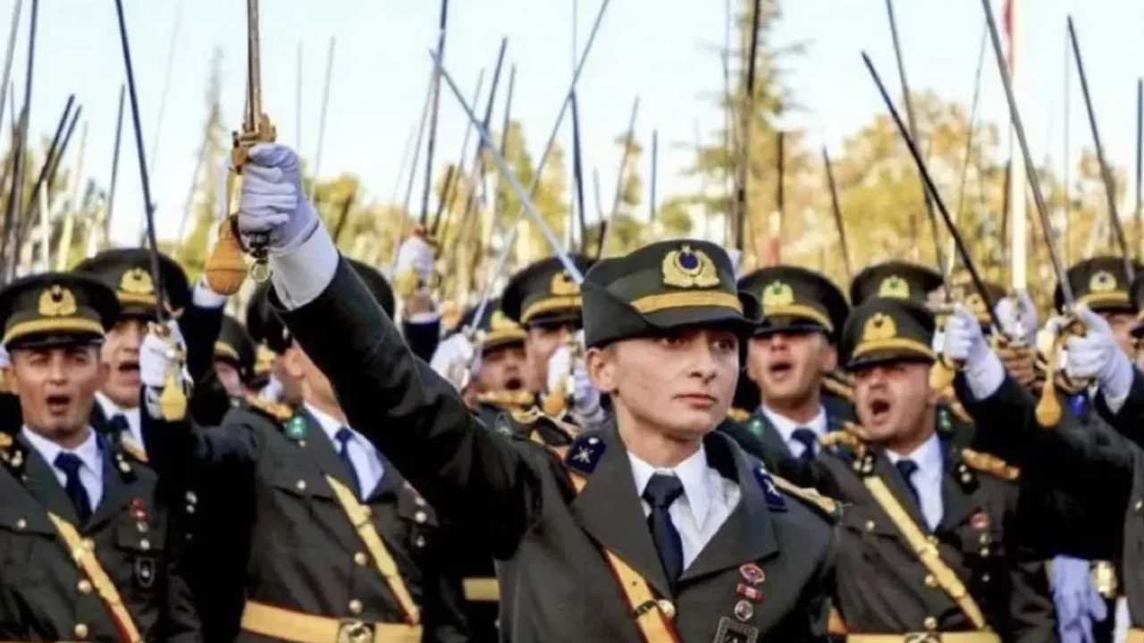 Kara Harp Okulu mezuniyet töreninde korsan eylem yapan Ebru Eroğlu'na mahkemeden yanıt geldi