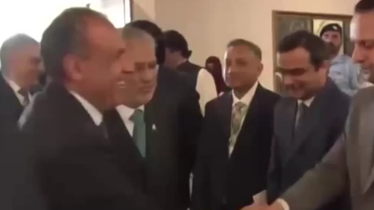 İslamabad’da görünmez kaza: Bakan Ishaq Dar kırmızı halıda düştü