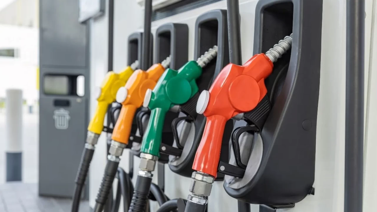 Akaryakıt vergisi yarıya indirildi: Dev ekonomiden kritik karar