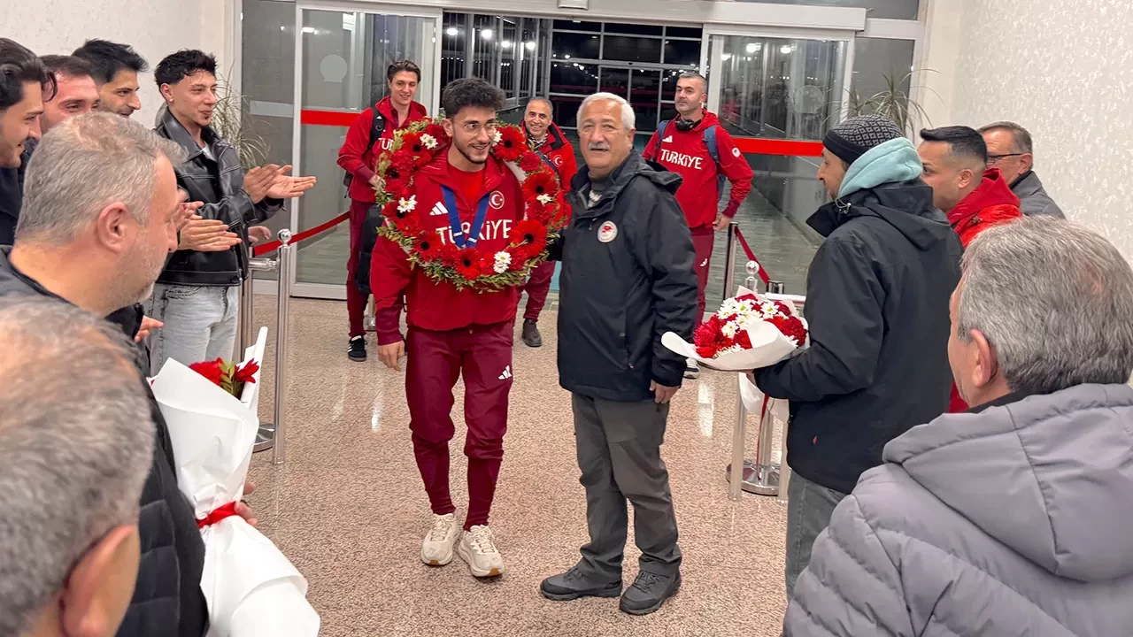 Tarihi madalyanın sahibi Furkan Akar Erzurum’da çiçeklerle karşılandı