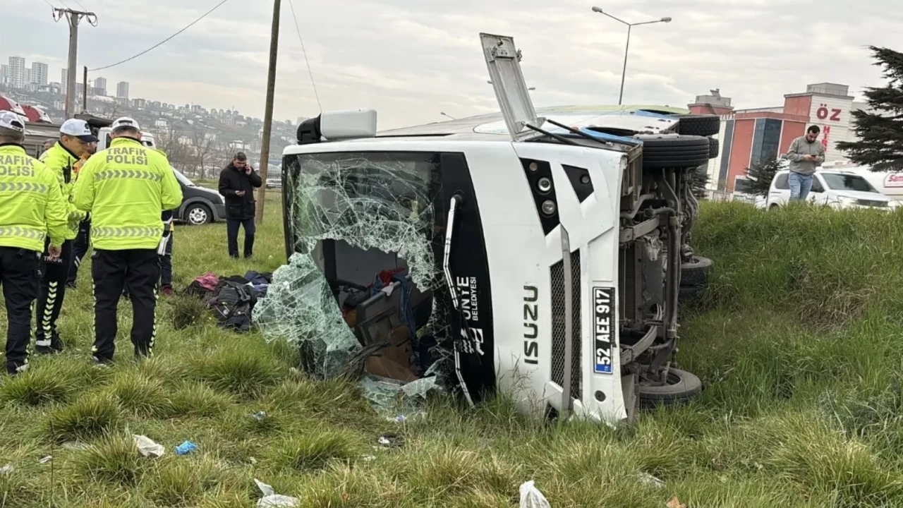 Samsun’da Belediye midibüsü devrildi: 11 yaralı