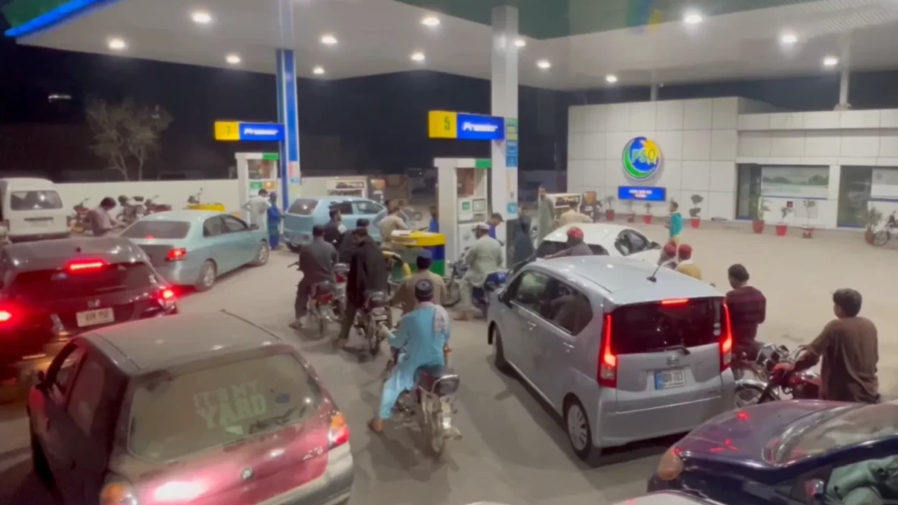 Pakistan’da yakıt krizi: Okullar tatil edildi, memura evden çalışma talimatı geldi